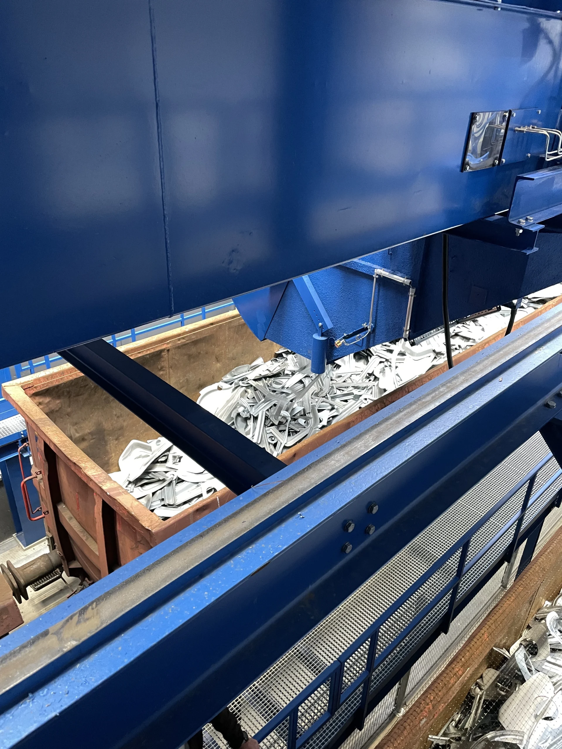 Containerbeschickung – verfahrbare Drehrutsche