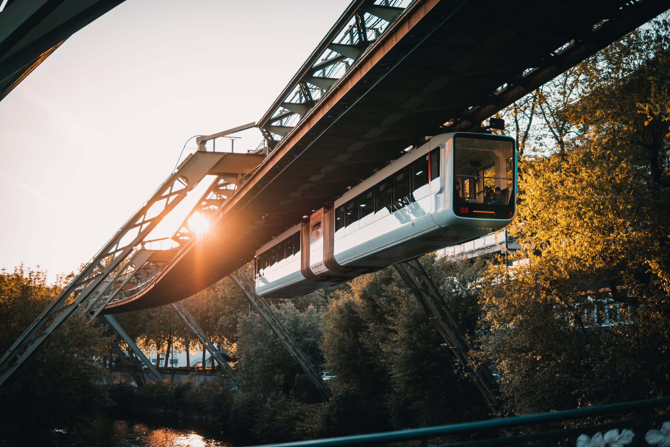 Wuppertaler Schwebebahn im Abendlicht